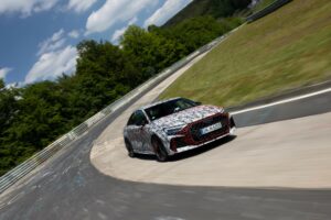 Audi RS 3 bate recorde no Nordschleife. Veja o vídeo thumbnail