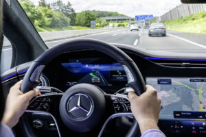 Mercedes: função Mudança Automática de Faixa de Rodagem disponível para 15 veículos com atualização Over the Air thumbnail